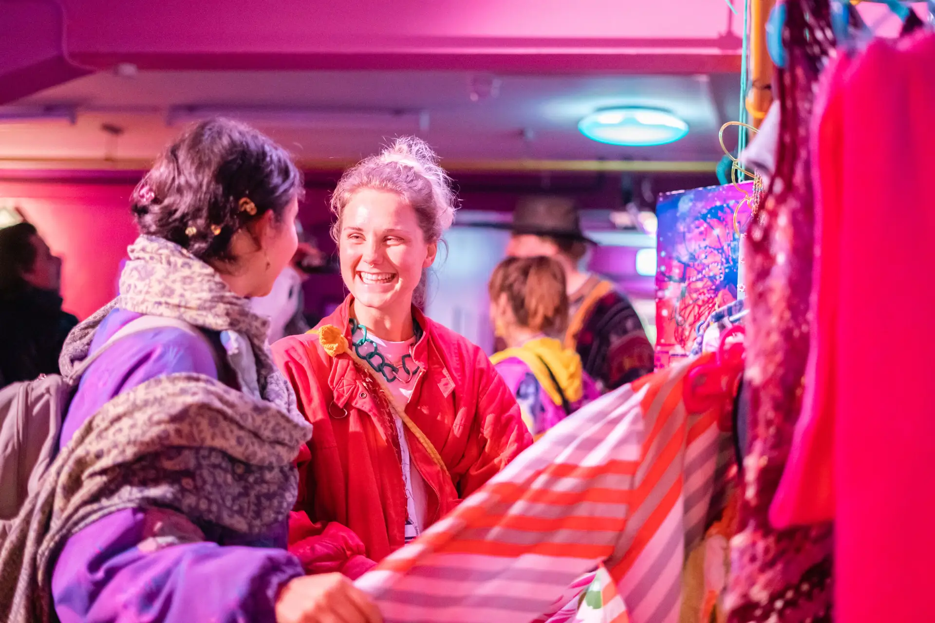 KRAKERS_2ehands_MaschaVanKleef-13 (1)